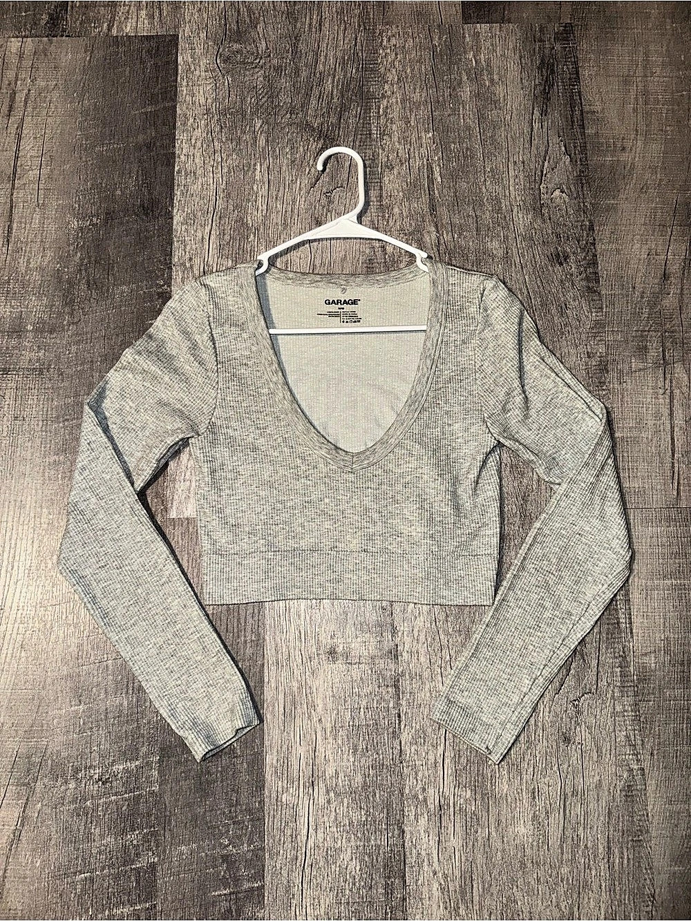 Garage Women’s Gray Ribbed Knit V-Neck Long Sleeve Cropped Stretch Top M